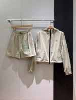 新款冲冲战马Logo徽章印花连帽外套徽章松紧腰短裤 尼龙面料 五金配件开模下摆抽绳可调节收腰 宽松随意 运动防风防晒 休闲必备 黑色卡其 S-Xl 外套 短款
