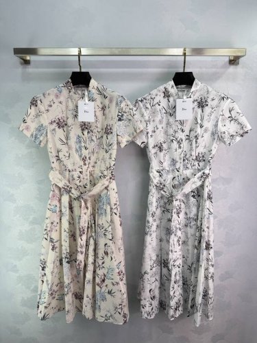 dio*2025新品上架 立领印花连衣裙 定制Yb进口斜纹稠材质 质感光泽 垂顺有型 立领阔袖连衣裙剪裁 通体满印兰草新中式元素 呼应炎炎夏日的清爽文雅气息 利