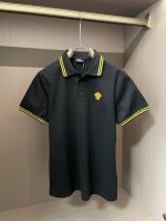 p270 versace 2025春夏新品金色刺绣Medusa丝光珠地面料短袖Polo衫；定制100支丝光珠地面料，主打舒适透气！领口袖口拼接设计罗纹金色装饰，