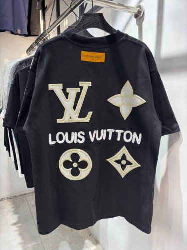 款号：Zmr69# Lv 路易威登加密府绸缎衬立体拱桥绣花+绳绣字母Logo短袖T恤 区别对待市场垃圾刺绣版本 本款全部采用重工绳绣 280克纯棉双砂面料 所有