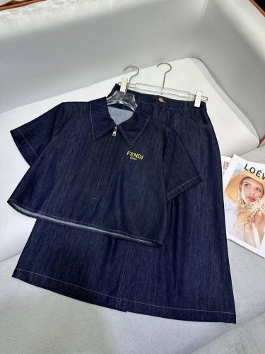 Fd家 经典牛仔套装 时髦低调气质又奢华高级 版型百搭不挑人 字母刺绣装饰 做工品质看细节。白富美必入！强烈推荐 高品质 尺码 Sml
