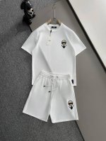 芬迪 Fendi 高端定制 2025春夏新款首发专柜最新款短袖短裤休闲套装 高端订制 设计前卫时尚！品牌Logo重工艺设计 高端定制纯棉面料.手感柔软.穿着舒适