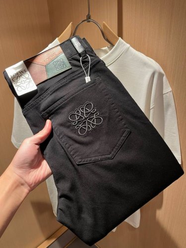 lo*We 罗*威2025早春新品男士时装款高端休闲裤，香港洋行渠道货，日本原厂出品，纯血统品质，完美延续了Loe*家的精髓与基因，从主体面料到细节工艺，无不彰