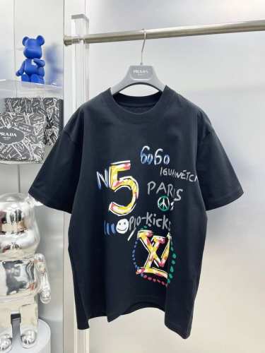 lv 路易 高克重 2025夏季新款手绘涂鸦Nigo字母Logo最新品短袖 Dd 专柜同步有售，原单狠货，时尚进口原版科技面料，上身舒适透气，原版定制五金辅料，