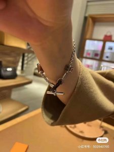 Hermes 爱马仕最新款Meli Melo水牛角手链项链 爱马仕Meli Melo 很难得的一条设计感十足的项链，平时喜欢穿纯T，但需要一条项链去提升整体的穿