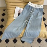 25Ss 夏季 数字松紧织带拼接天丝牛仔裤 比较日常休闲与慵懒兼备的裤子 T恤或者衬衫都可以搭配 采用软糯的洗水天丝牛仔棉面料 手感很舒服 日常搭配毫无烦恼 非