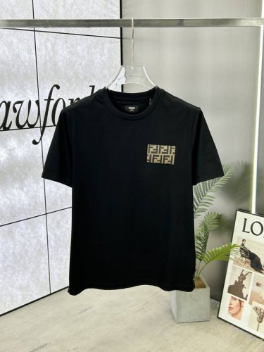 Fendi 芬迪 25Ss春夏新品立体字母拼贴胸标短圆领短袖T恤，正面饰有Fendi品牌立体字母拼贴胸标设计图案，描绘Fendi工匠所用的工具，演绎新季元素设计