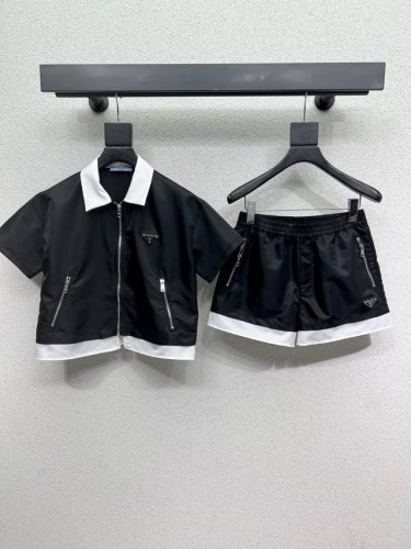 p家尼龙翻领短袖上衣+短裤套装 撞色设计 高街时髦基础单品上点缀细节 日常又经典的款式 非常百搭 超级青春少女的样式经典倒三角标Logo点缀 高品质 尺码Sml