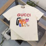 上新 款号：Kc822 高版本 2025新款Gucci古驰卡通猫咪字母图案Logo印花休闲情侣短袖T恤，独一无二的活性环保面料染色，32支双纱精梳纯棉爽滑手感，