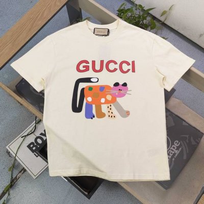 上新 款号：Kc822 高版本 2025新款Gucci古驰卡通猫咪字母图案Logo印花休闲情侣短袖T恤，独一无二的活性环保面料染色，32支双纱精梳纯棉爽滑手感，