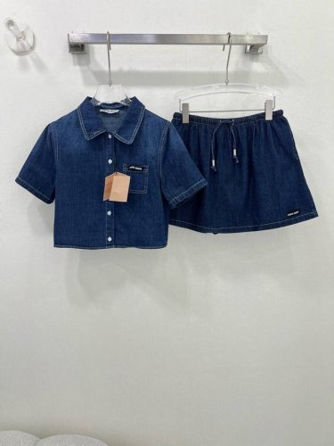 Miumi*25新款牛仔套裙 牛仔上衣+短裤的组合 定制牛仔面料轻盈舒适透气质感超赞！搭配上衣 时髦帅气可甜可盐！百搭不挑人上身美的不要不要的！，做工品质看细节