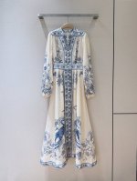 Zimmerm*A*N*N新品推荐 深V领口长袖中长款连衣裙 奶油色 蓝色花卉图案，选用亚麻面料制成，采用深V领口和管状长袖设计，配松紧式袖口，前中门襟点缀钩针