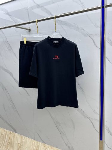 Balenciag*巴黎 2025春夏最新款套装 男女款 贸易公司渠道稀出 同步官网发售 基本每一季都会有它的背影所在 期待着所有潮男潮女们的演绎 此款选用客供