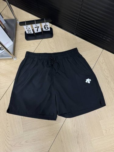 上新 Descente 迪桑特 夏季户外运动跑步健身休闲速干短裤 春夏款，跑步健身速干运动短裤！！松紧腰头搭配抽绳，穿脱自如！款式新颖，设计独特，休闲运动轻松驾