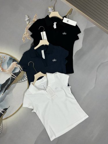 Alo女士网球polo短袖春夏系列重磅出品 可休闲 可通勤 定制绸缎面料 夏季可防晒 高级的设计感 通体提花 火遍时尚大牌圈 男女轻奢主义通勤穿搭必备单品 面料
