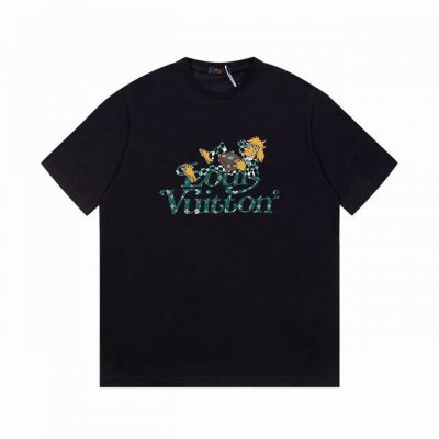 Lv新款狮子字母短袖T恤,简单的设计看起来特别大方 版型剪裁特别有讲究 上身很洋气显瘦内搭外穿都看高密针织圆领设计 平整简约 亲肤透爽 T恤面料的柔软性舒适性无