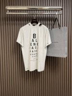 Balenciaga 视力表印花破坏短袖T恤，订染230G面料起订量9卷布，印花采用进口浆料印花，全衣大面积手工破坏 工人一天出不来几件，整体走线平直细腻，面料