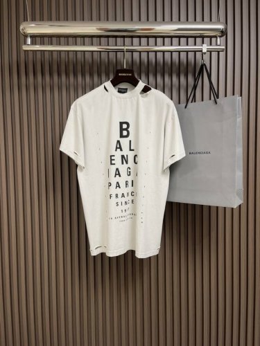 Balenciaga 视力表印花破坏短袖T恤，订染230G面料起订量9卷布，印花采用进口浆料印花，全衣大面积手工破坏 工人一天出不来几件，整体走线平直细腻，面料
