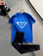 直 prada普拉达 胖子福音 2025官网同款.世界知名奢侈品牌.夏季男士 双丝光 高品质货套装 采用进口原单面料 ，当季时尚潮流款，百搭爆款。简洁大方，精密