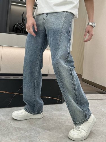 Loewe 2025Ss新品牛仔裤 好穿不挑身材，在搭配上没有太多的限制 随意简洁的衬托其他单品，来展现自己的风格姿态～ 对于它的实穿性不得不竖起一个大拇指了，