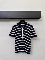 Dior 2025Ss 条纹绑带针织短袖，独家出品0001Fae5独特的圆领中间绑带设计，巧妙勾勒出女性的柔美增添一抹不经意的性感与浪漫修身的版型，紧贴身形却毫