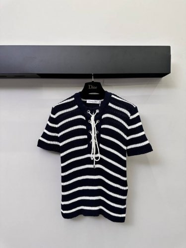 Dior 2025Ss 条纹绑带针织短袖，独家出品0001Fae5独特的圆领中间绑带设计，巧妙勾勒出女性的柔美增添一抹不经意的性感与浪漫修身的版型，紧贴身形却毫