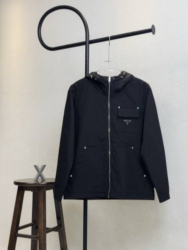 款号X124 普拉达经典胸口口袋小标连帽拉链外套 男女同款 官网细节一致 全套包装 三标齐全 防潮纸 区别市场通货 随意对比 外层超柔聚醋纤维工艺面料 内层细腻