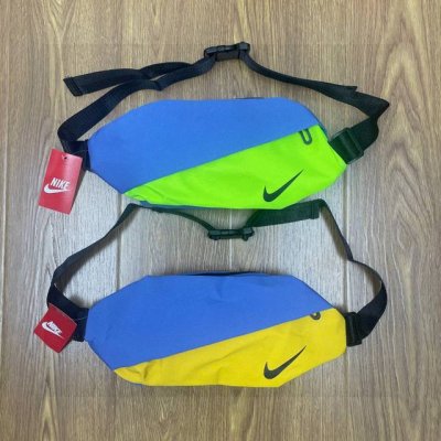nike耐克大Logo印花拼色运动休闲腰包胸包单肩包斜挎包 颜色：蓝绿 蓝黄 尺寸：26X13X10 Cm