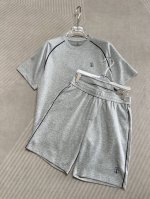 衣服 短裤 浅灰色上衣
