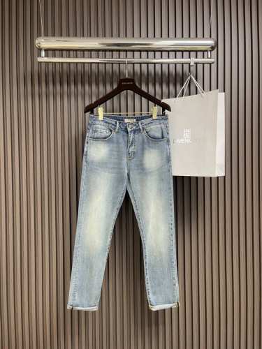 Burberry 2025ss新款后袋TB标识牛仔裤，经典原味中蓝色，百搭好款磨破猫须，客供原厂五金，媲美专柜细节，完美版型纯正早春必入款 。尺码：28-38