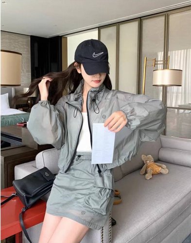露露乐蒙Lululemon 哇塞 Lululemon 这套防晒衣裙美炸了 宝子们 Lululemon 又一惊艳力作 薄款防晒衣套装裙 专为小个子女生打造 轻松解