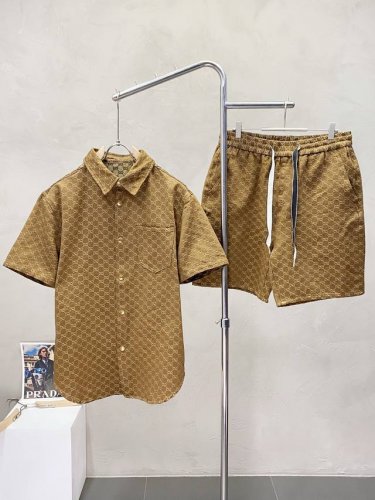 上衣 、短裤 。Gucci古驰独家专供春夏新款专柜同款套装，透气舒适休闲！高级感满满！细节精致高档，做工无可挑剔！原版高端面料很显高级！面料柔软细腻舒适 吸湿速