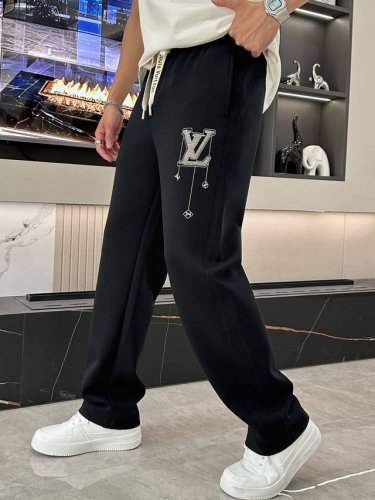 lv 2025春夏最新系列男士休闲裤！ 采用客供弹力柔棉材质，柔软细腻，手感绝佳！品牌格调一览无余！极简主义设计，没有多余浮夸的元素来宣兵夺主，细节做工精细，五