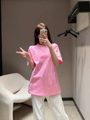 Gucc* 25Ss春夏新款 经典Logo印花圆领短袖T恤丨独家高版出品！宽松短袖T恤裁剪 凸显品牌格调 采用克重纯棉制成 垂坠感十足 呈现显瘦视觉效果 Yb开