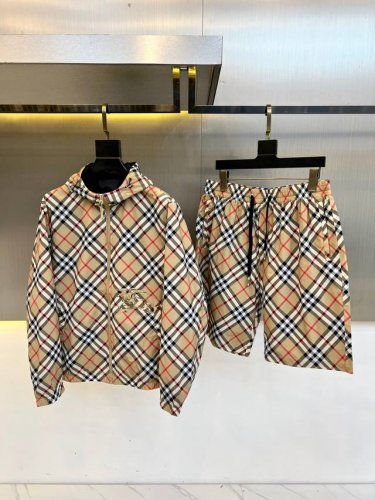 一套 Bur巴宝莉、2025Fw春夏男士连帽设计夹克+配短裤套装，休闲日常穿搭单品！上身修饰身形、面料将时装美学和新都市商务休闲概念完美融合，不同风格任你选，经