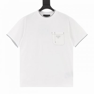 prada 普拉达 24Ss 三角标明线口袋短袖 32支250G精密纺纯棉面料,手感柔软细腻 上身轻薄舒适 Over Size的版型裁剪 明线尼龙口袋设计 饰以