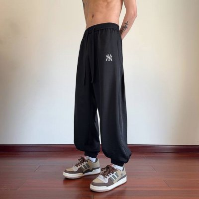 上新 春夏衔接冰丝裤 Mlb Ny洋基队休闲裤 男女同款 ，小红书主播推荐，上身质感满满，版型立体，完美修饰腿型，可随意日常搭配，不费劲就能穿出你的专属特色，整