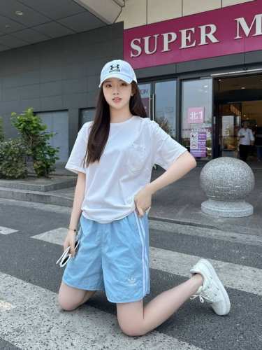 新款上新 Adidas 阿迪达斯三叶草 夏季海外版专柜限定侧边三条杠撞色拼接休闲运动短裤五分裤，男女同款。 阿迪夏季爆款短裤，裤型两侧阿迪三叶草撞色三条杠拼接设