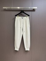 290 prada 2025Ss早春新款休闲卫裤 定制原版面料五金。经典三角标，时髦显瘦于一体的裤子，修身有型，上身超级舒适！轻薄柔软，百搭又不挑人！尺码：M-