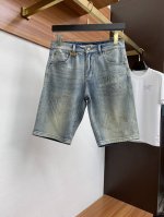Dg 25年春夏新款休闲牛仔短裤干净利落剪裁 都市风十足 采用精纺面料手感软糯干爽 上身效果挺括有型 五金精致 商务休闲非常好看如此众多的顶级原料 打造出价值感