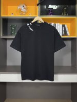 lv春夏新款首发最新款短袖圆领T恤 高端订制 设计前卫时尚！品牌Logo重工艺设计 高端定制280克面料.手感柔软.穿着舒适.级别精致车线. 颜色：黑色 白色