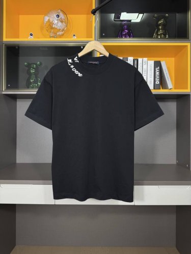 lv春夏新款首发最新款短袖圆领T恤 高端订制 设计前卫时尚！品牌Logo重工艺设计 高端定制280克面料.手感柔软.穿着舒适.级别精致车线. 颜色：黑色 白色