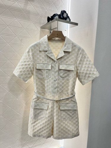 gucc*2025新品上架 提花腰带连体裤 定制Yb进口提花材质 质感高级 穿搭有型 翻领腰带连体裤 通体浅卡其 双G字母提花元素 配合胸前半开襟圆扣 增添甜美