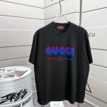 Gu* 古驰*2025春夏新款 胸前Gucci字母植绒工艺 短袖T恤 定制双纱平纹纯棉面料 男女同款 颜色 黑色 杏色 尺码 S 90-130斤 M 120-1