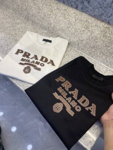 prad普拉哒25 Sst新品春夏首发专柜 品相完美 最新款短袖圆领T恤高端订制 设计前卫时尚！品牌Logo重工艺设计高端定制长绒欧棉180克面料手感柔软.穿着
