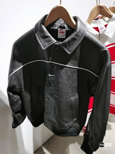 全网首发，顶级版本 Supreme X Nike 联名款 Ss25 Week4 Leather Varsity Jacket 背面Logo皮革校队夹克 男女同款