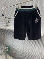 驴牌 25Ss新款抽绳短裤选用棉质针织演绎学院风范，以莹泽虹彩罗纹点亮腰部。左腿呈现 Marque L.Vuitton DéposéE 标识刺绣，镶边口袋为优雅