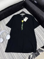爆款现货 原单品质 Loe*｜2025早春新品圆领短袖 定制Yb棉材质 透气舒适 同色系螺纹拼接图案 质感十足 宽松版型裁剪 精致花卉印花凸显品牌格调 宽松版型