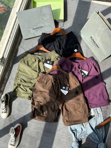 descente迪桑特夏季休闲工装短裤，既要满足它出色的户外性能透气、速干抗撕裂等等同时还要保证出色的面料质感，这并不简单！四面有弹力上身穿着舒适不紧绷轻便型的