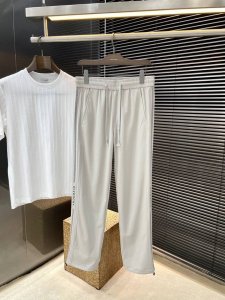 givenchy- 纪梵希 2025春季新款，最新休闲裤。原版裤型上身休闲百搭、随性慵懒范，定制原版涤纶面料，舒适感爆棚。高端大气，春天的味道有没有，首选 。码